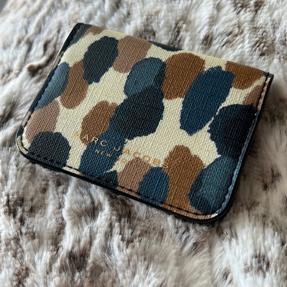 MARC JACOBS 4 card slot wallet. - Picture 1 of 3